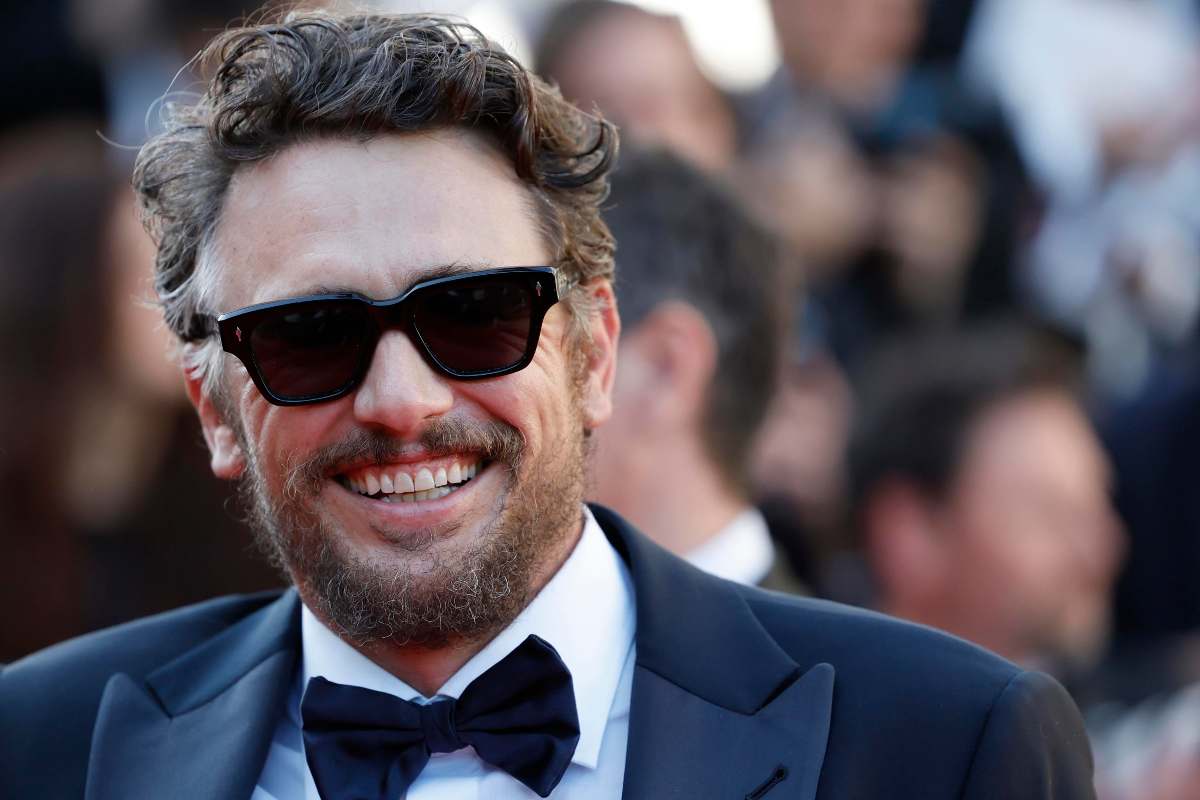james franco sorride con gli occhiali da sole