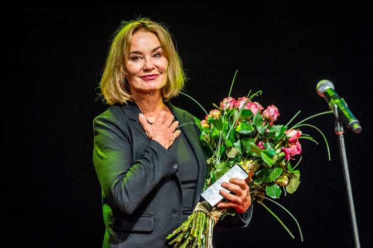 jessica lange commossa con i fiori