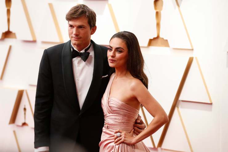 mila kunis e ashton kutcher in posa