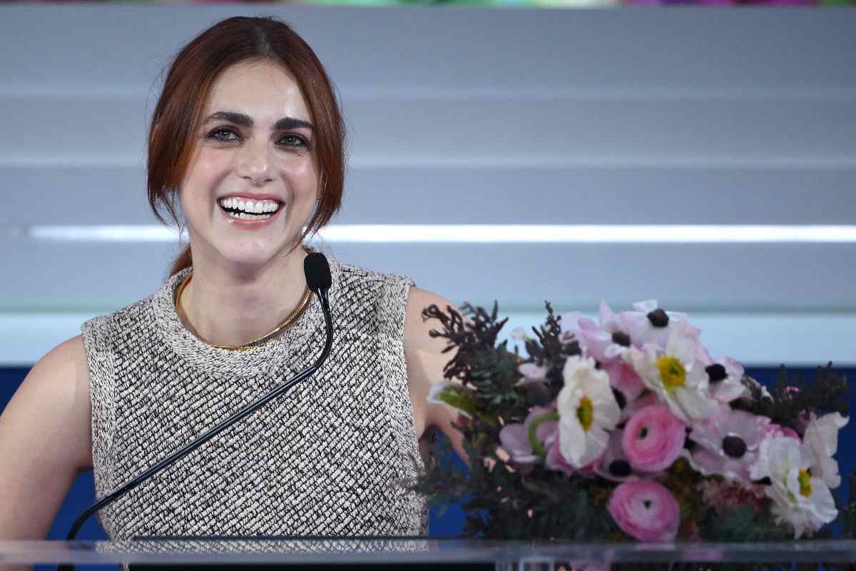 miriam leone sorride al microfono
