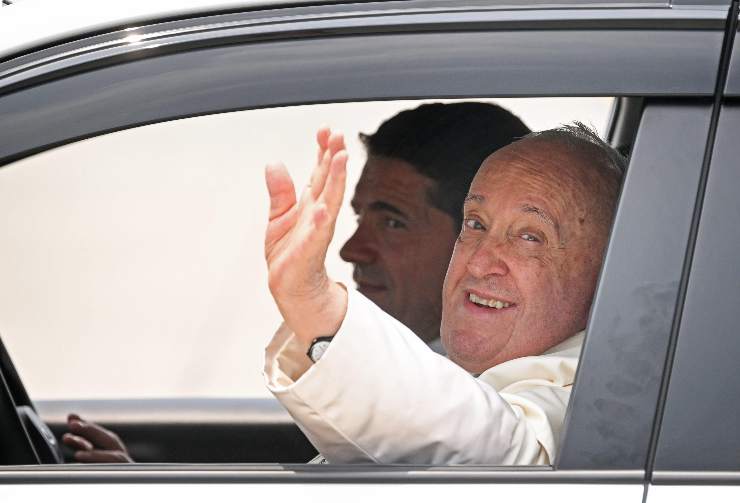 papa francesco saluta