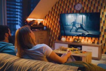 due ragazzi guardano la televisione