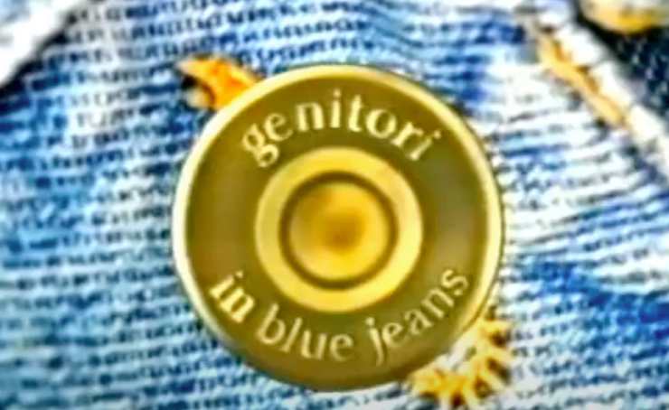bottone di una giacca da jeans con una scritta