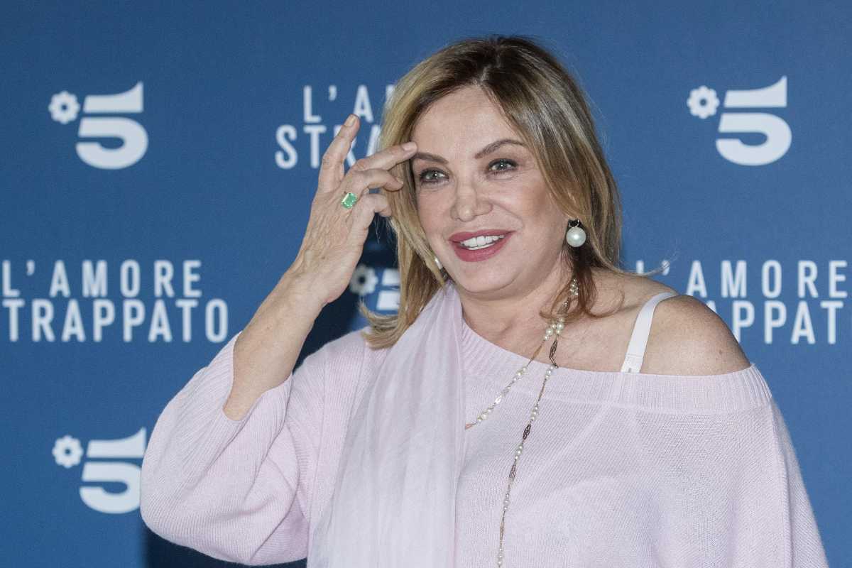 simona izzo sorride e si sposta i capelli