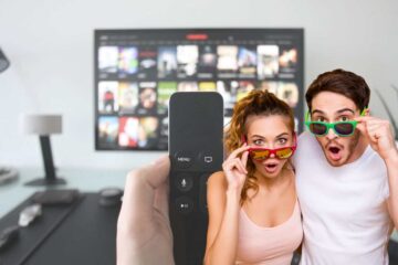 una televisione e due ragazzi con lo sguardo sorpreso