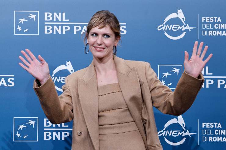 Elena Radonicich saluta sorridendo