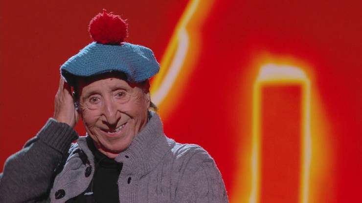 alvaro vitali sorride con il berretto di pierino