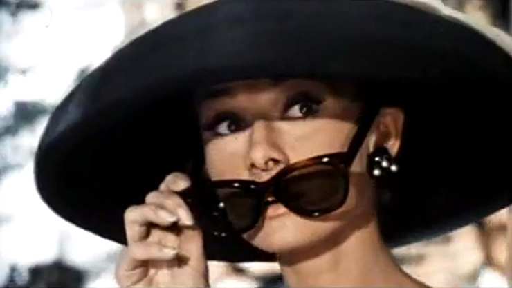 audrey hepburn con gli occhiali calati