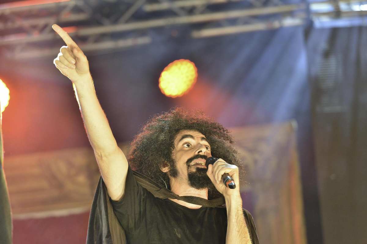 caparezza a mani alzate