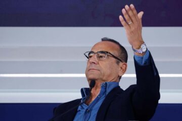carlo conti sorpreso alza la mano