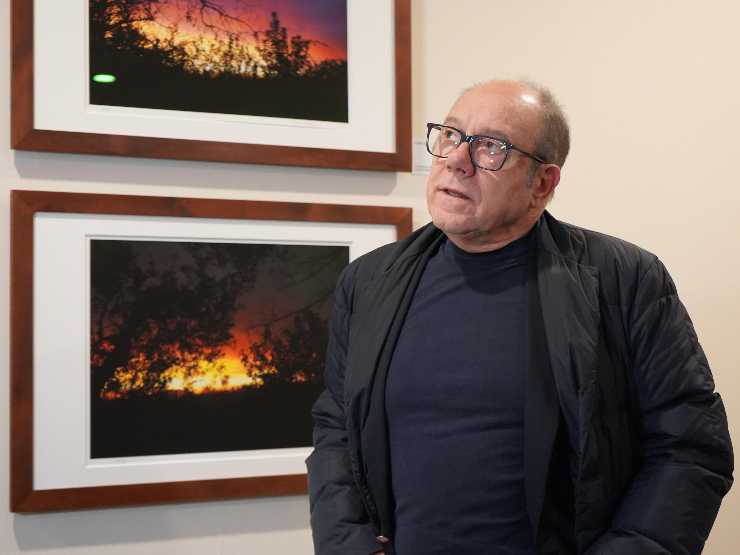 carlo verdone sospira di fronte a dei quadri