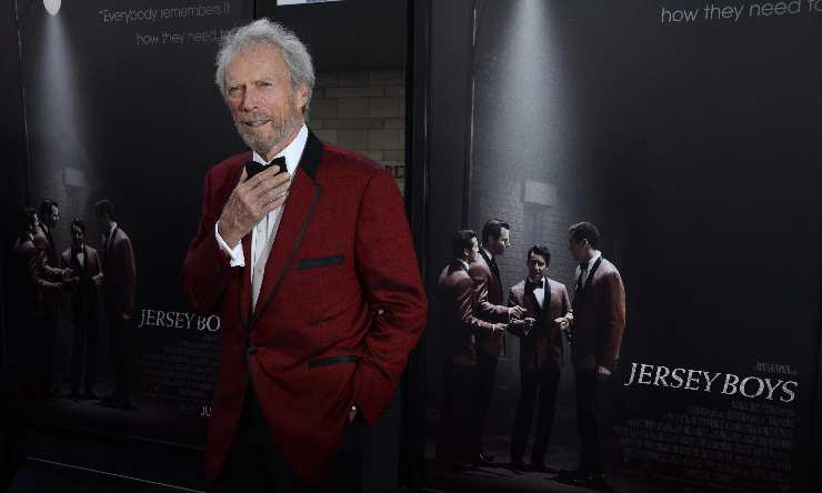 clint eastwood si aggiusta il papillon