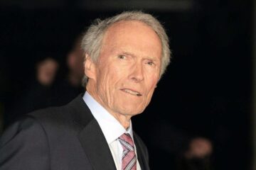 clint eastwood serio sorpreso dalla fotocamera