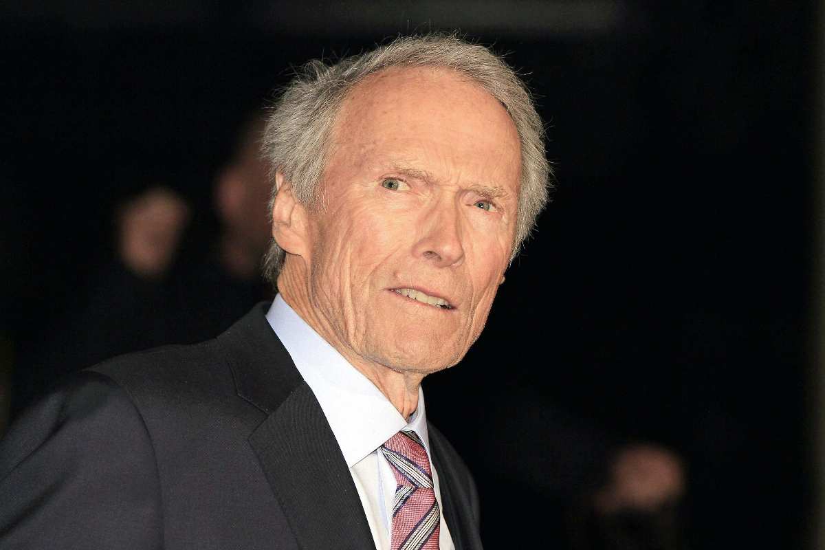 clint eastwood serio sorpreso dalla fotocamera