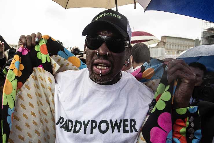 dennis rodman sotto la pioggia