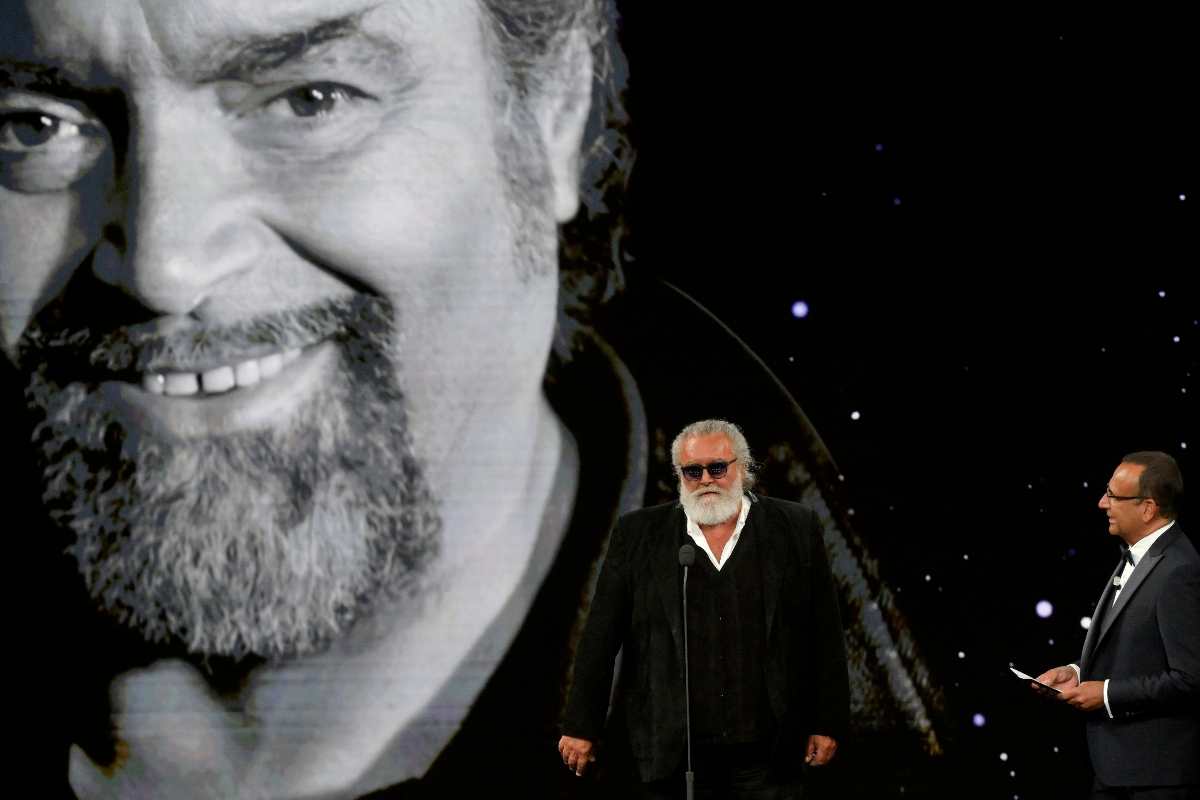 diego abatantuono con carlo conti sul palco e dietro una sua gigantografia