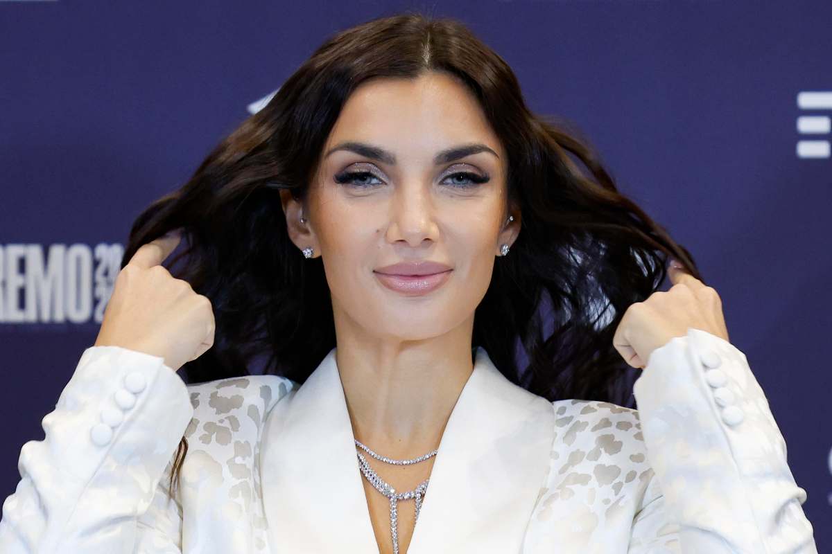 elettra lamborghini si sistema i capelli per mettersi in posa
