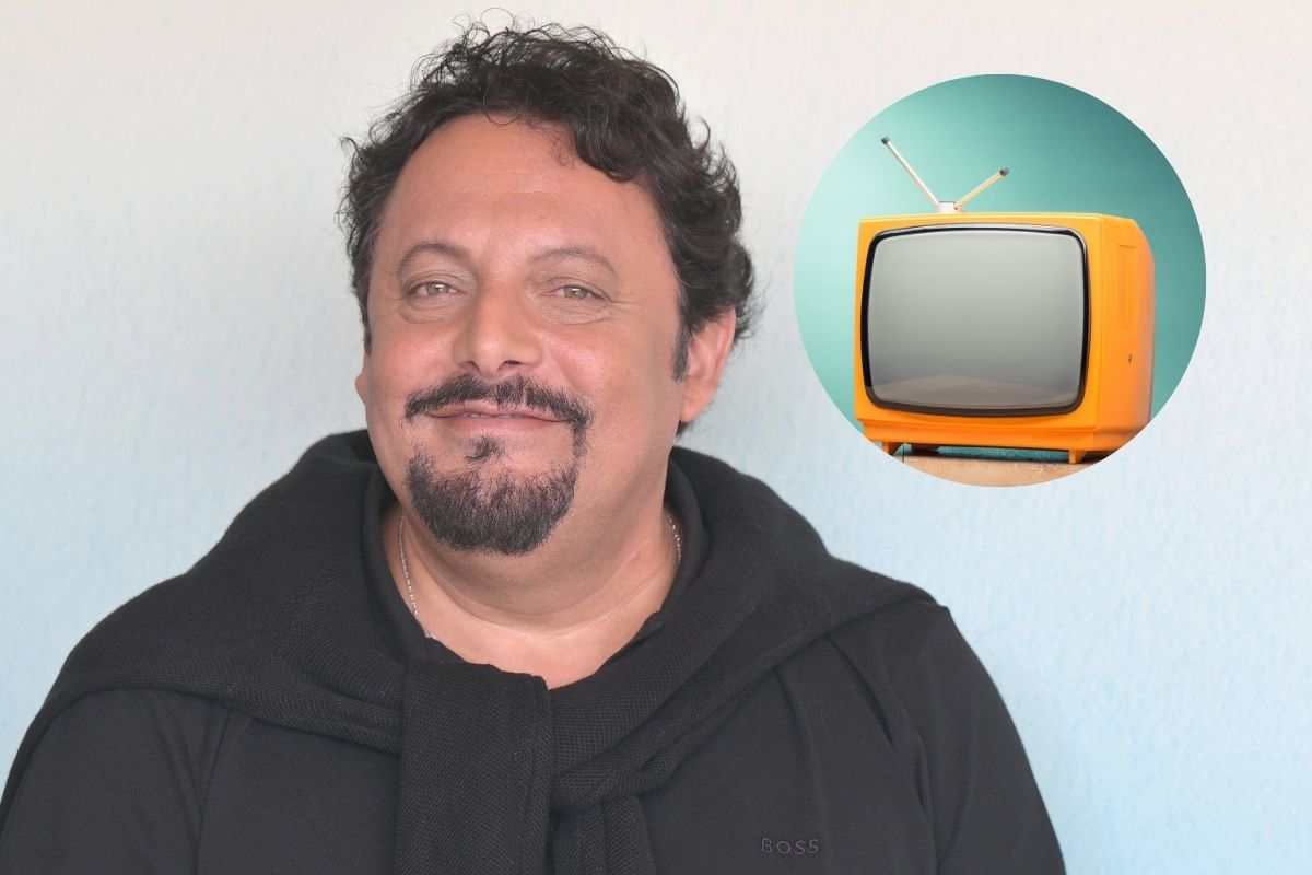 enrico brignano e una tv nel cerchietto