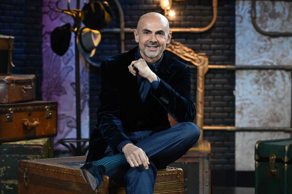 enzo miccio seduto sulle scale sorride