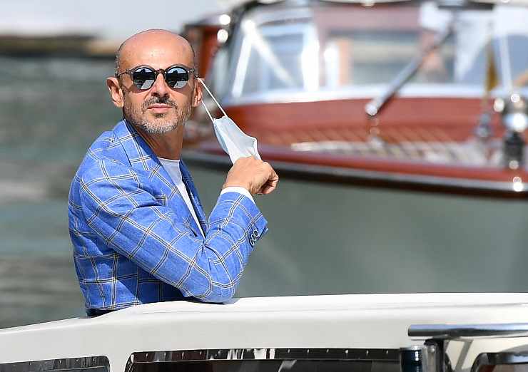 enzo miccio su una barca con la mascherina
