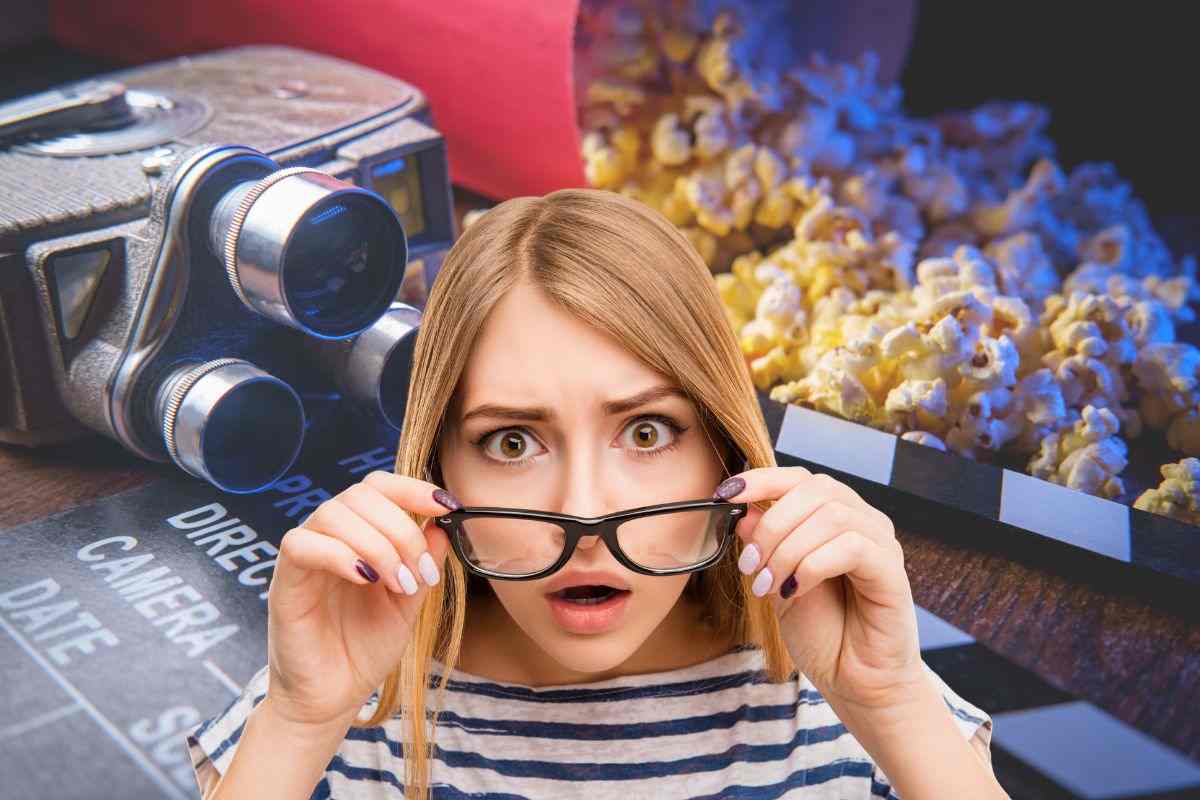 ragazza con occhiali e dietro cinepresa e pop corn