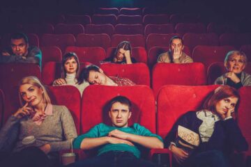 persone annoiate al cinema