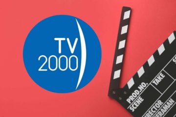 logo tv2000 e un ciak su sfondo rosso