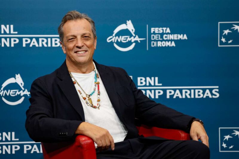 gabriele muccino seduto