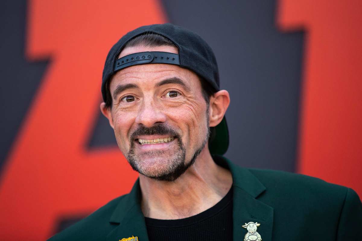 kevin smith sorride