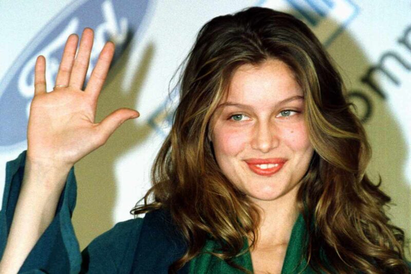 laetitia casta da giovane che saluta