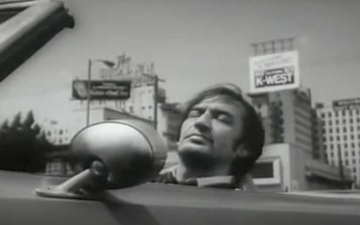 un uomo in auto