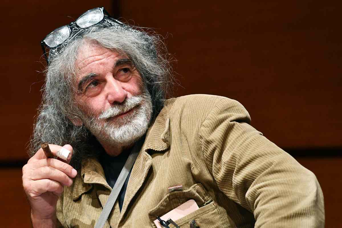 mauro corona serio in posa