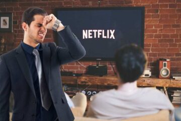 un ragazzo guarda netflix e uno si dispera