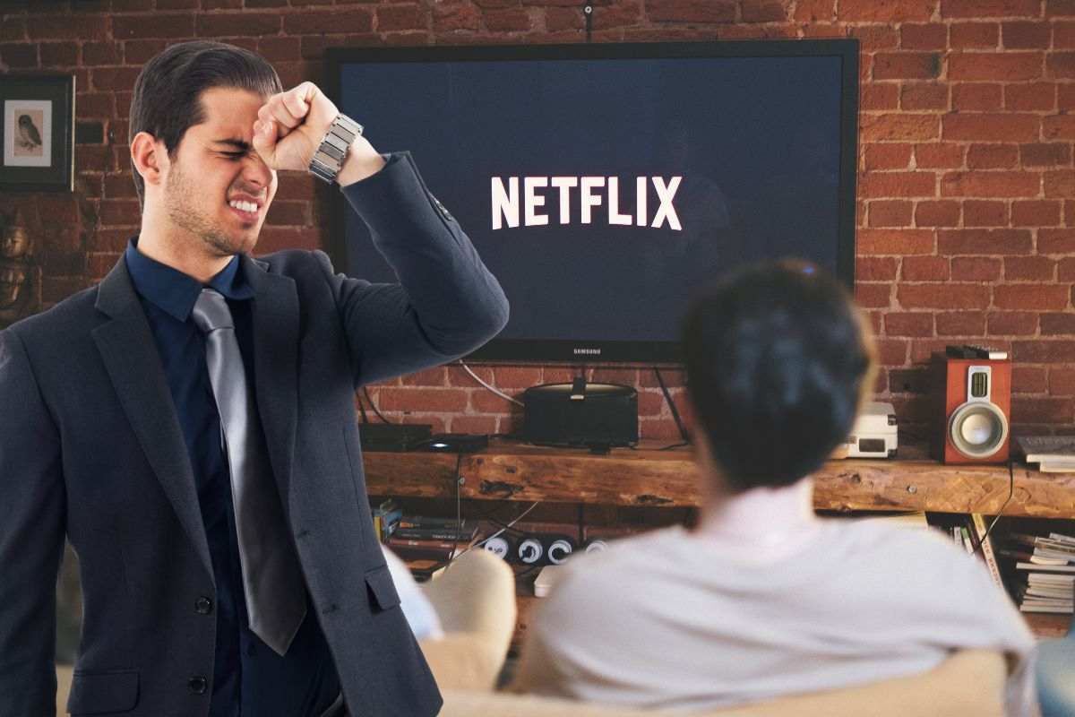 un ragazzo guarda netflix e uno si dispera