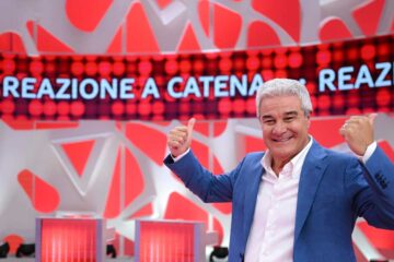 pino insegno indica la scritta reazione a catena