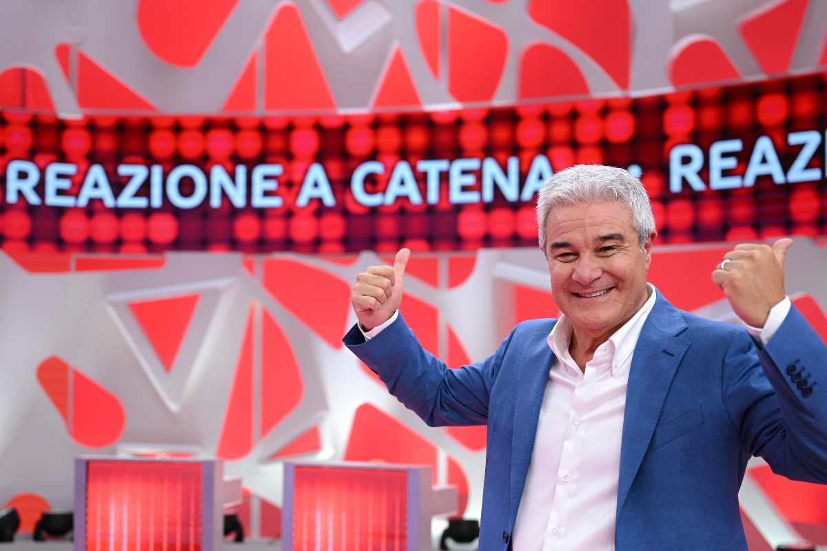 pino insegno indica la scritta reazione a catena