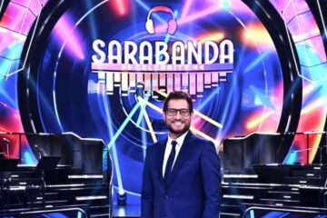 enrico papi e la scritta sarabanda
