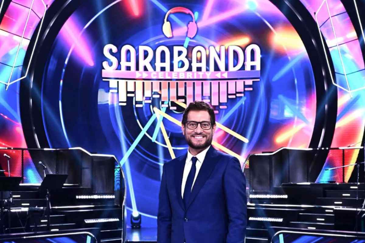 enrico papi e la scritta sarabanda