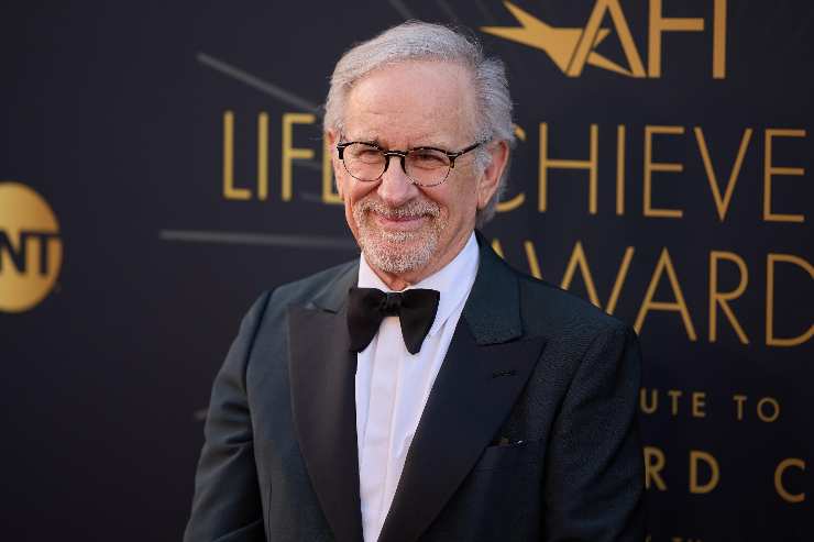 steven spielberg sorride in posa