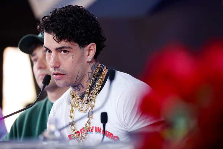 tony effe parla al microfono
