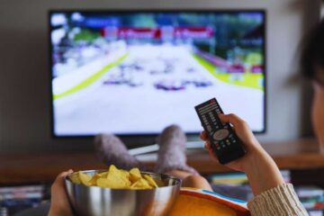 una persona guarda la tv