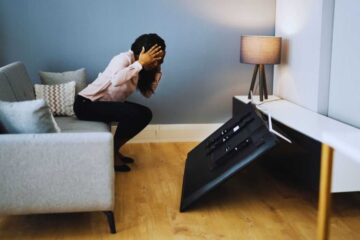 una ragazza e la tv rotta