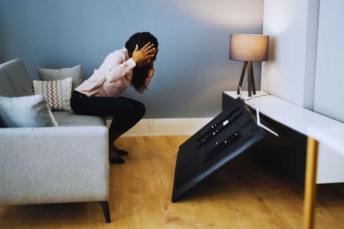 una ragazza e la tv rotta