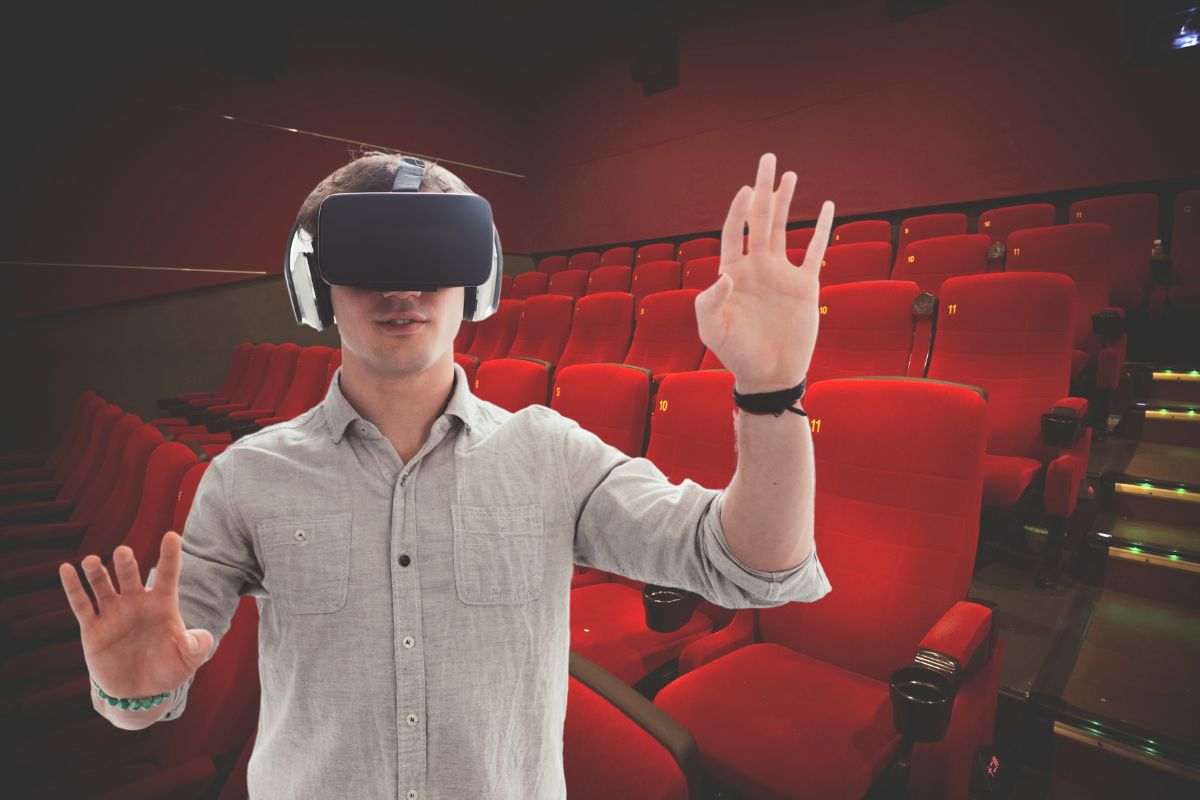 un ragazzo col visore e una sala del cinema