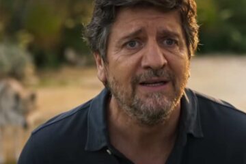 fabio de luigi con lo sguardo preoccupato