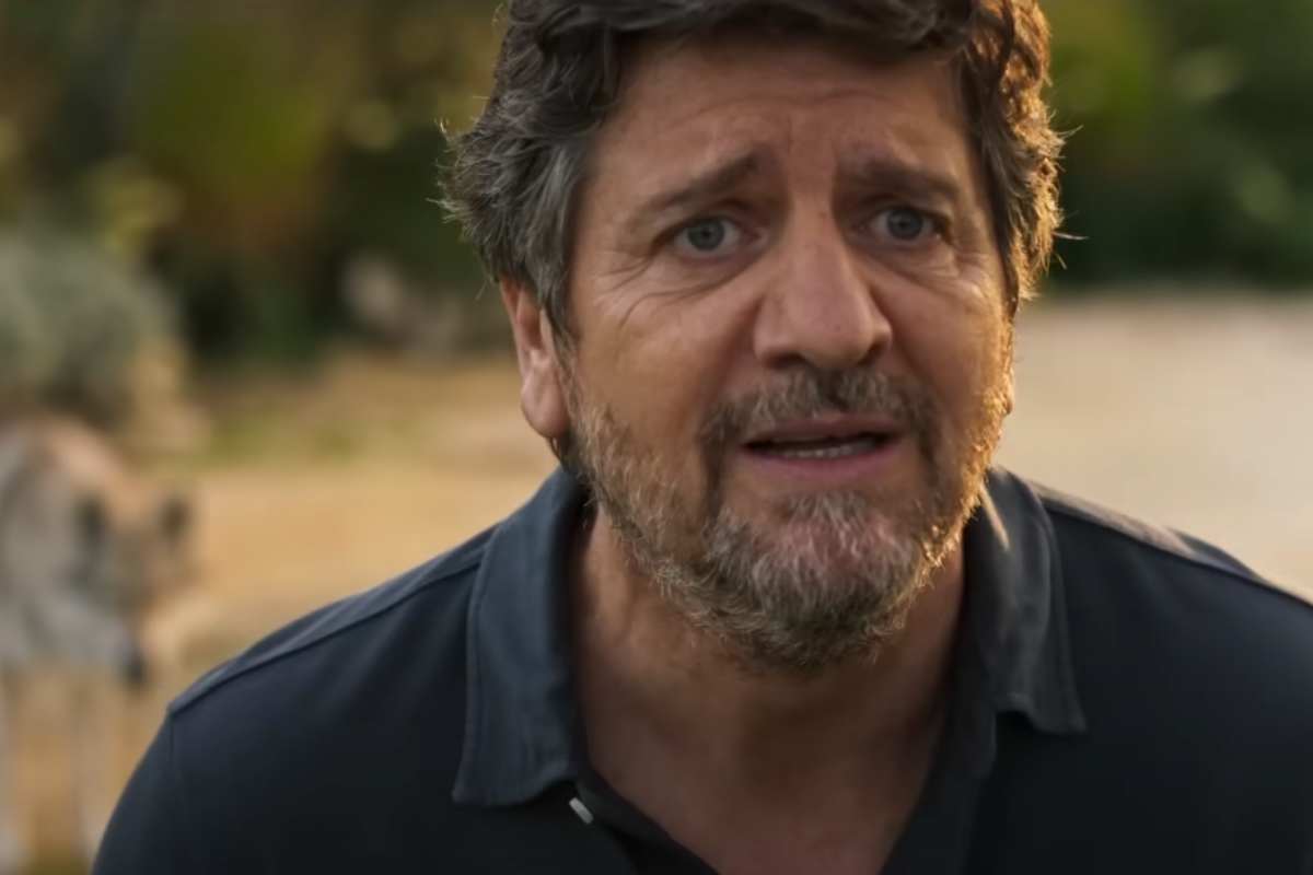 fabio de luigi con lo sguardo preoccupato