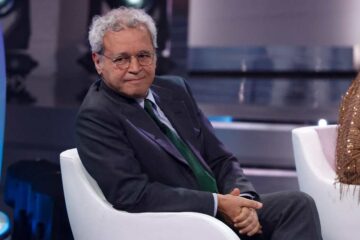 enrico mentana seduto