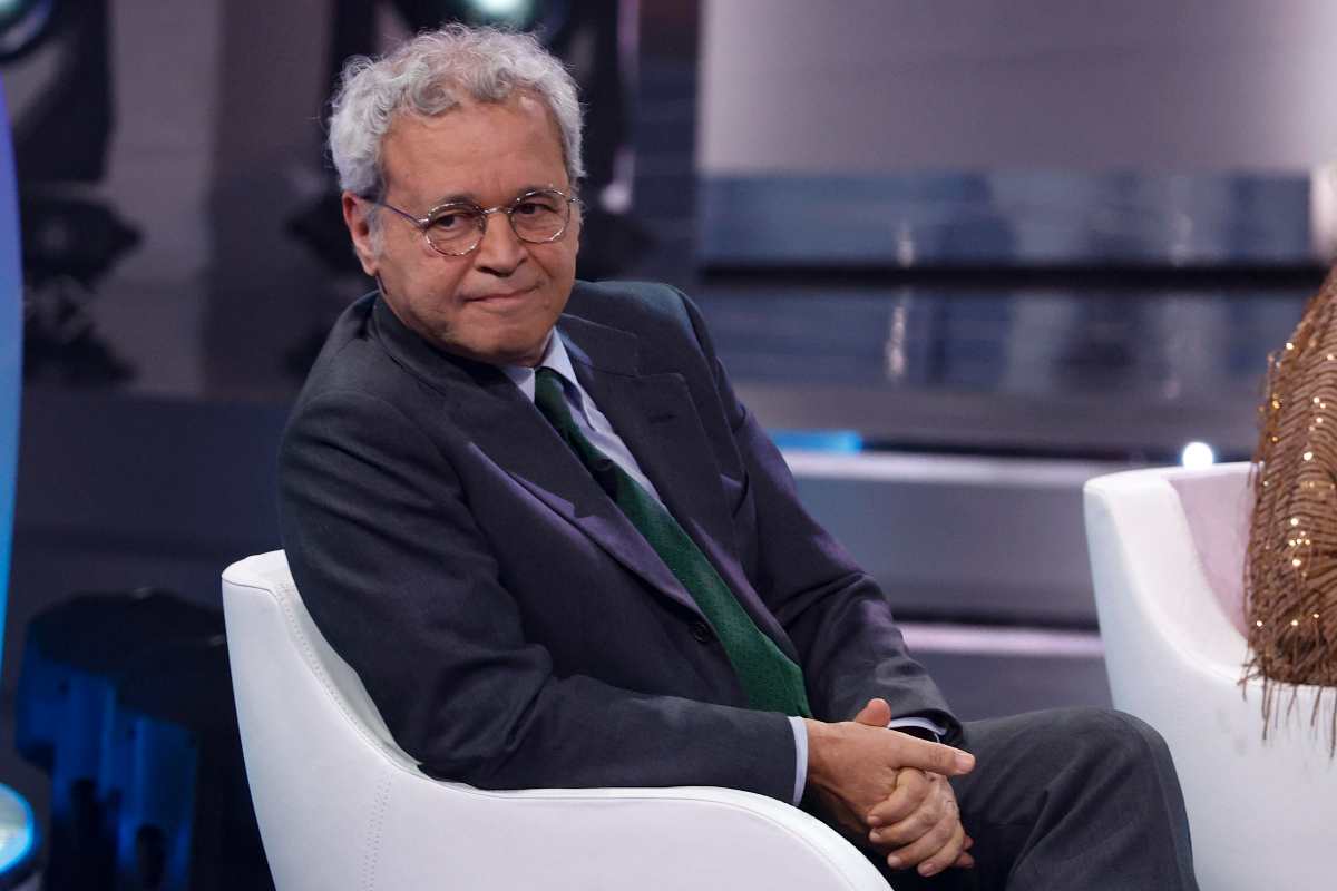 enrico mentana seduto