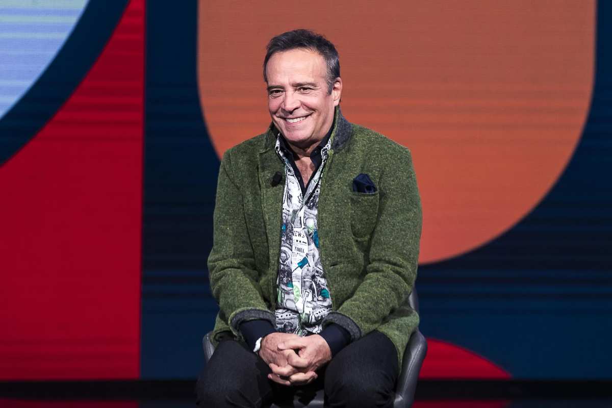montesano sorride da seduto