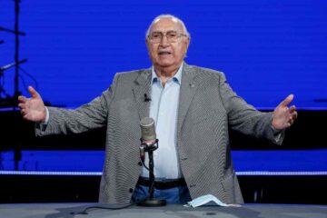 pippo baudo a braccia aperte